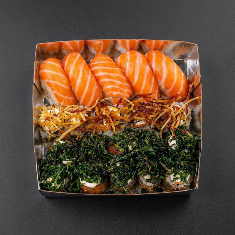 Descubra a delicadeza e a explosão de sabores do nosso combo promocional, composto por 10 hot rolls crocantes, envoltos por uma deliciosa camada de couve crispy. Acompanha 5 niguiris de salmão, frescos e suculentos, que derretem na boca. E para completar, saboreie 5 uramakis Filadélfia, recheados com cream cheese e envoltos por batata crispy, que proporcionam uma experiência gastronômica única e irresistível. Este é um prato perfeito para os amantes da culinária japonesa que procuram por uma combinação de sabores autênticos e texturas incríveis.