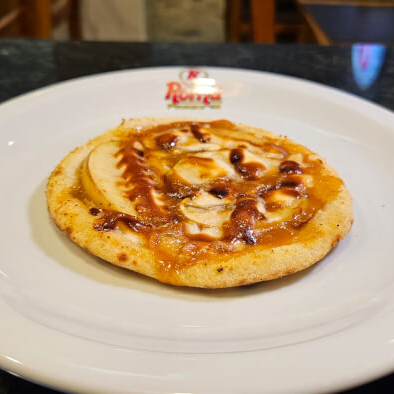 Delicioso doce de leite com fatias de maçã e cobertura de chocolate branco caramelizado