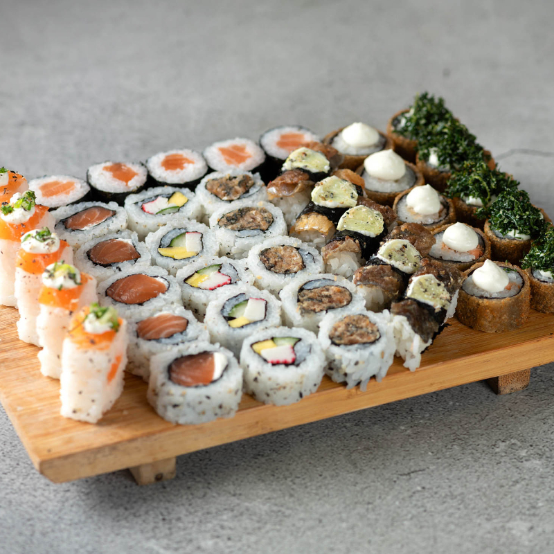 5 uramakis de salmão, 5 salmão makis, 5 uramakis skin, 5 bateras, 5 hots holl, 5 hots couve, 5 uramakis california, 5 niguiris skin. Não poderá ter trocas de sushis