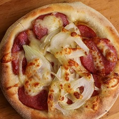 Calabresa fatiada, rodelas de cebola, catupiry e cobertura de mussarela