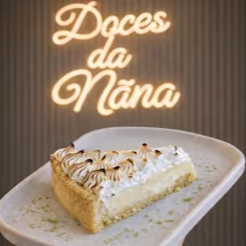 Uma deliciosa fatia de torta de limão.