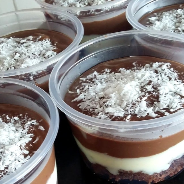 Pote de 250 ml com camadas intercaladas de Bolo de Chocolate e Recheio de Chocolate Cremoso e Creme de Coco com cobertura de Coco Granulado. ###Tags### bolo no pote bolo vulcao cenoura Ninho chocolate bombom aberto copos da felicidade morango uva coxinha de morango chocolate Ninho Oreo chocolate ao leite leite condensado coco beijinho brigadeiro gourmet tradicional moranguinho churros Nutella 2 amores meio amargo coco queimado presente na caixa promoção cupon cupom oferta desconto como taxa gratis entrega rapida Nutella brownie braunie brawni Ninho doce chocolate brigadeiro docinho donuts docino sobremesa bolo de pote copo da felicidade caseiro banoffee morango Ouro Branco galak Sonho de Valsa choquito ferreiro rocher trufa bombom uva kitkat Kit Kat Kinder bueno charge amendoim Confete Dia dos pais natal Dia das maes Dia das mães namorados promoção promocao oferta desconto barato doce sobremesa chocolate entrega rapida grátis grátis morango fresco docinho brigadeiro leite condensado
