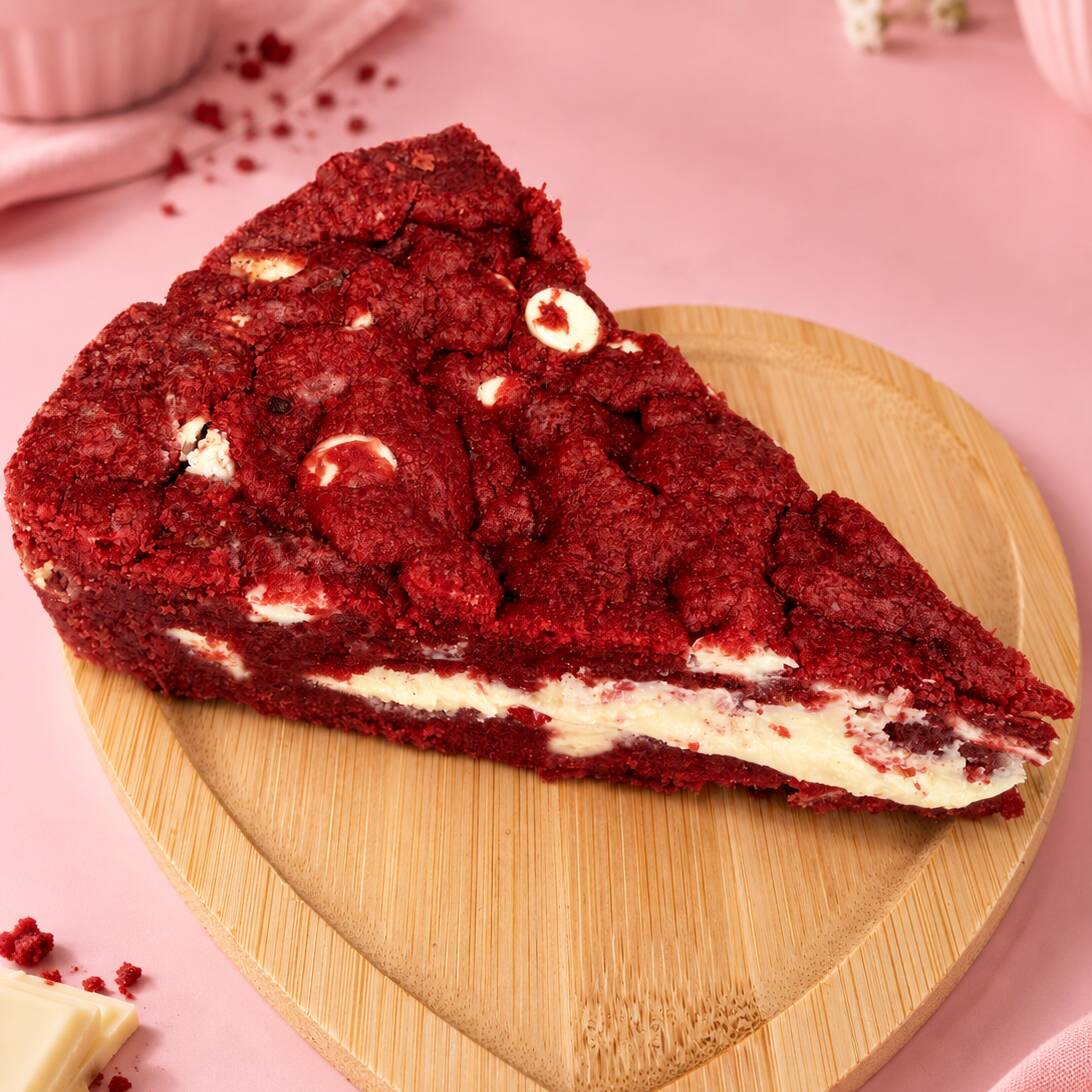 - deliciosa massa de redvelvet com gotas de chocolate branco e recheio de chocolate branco