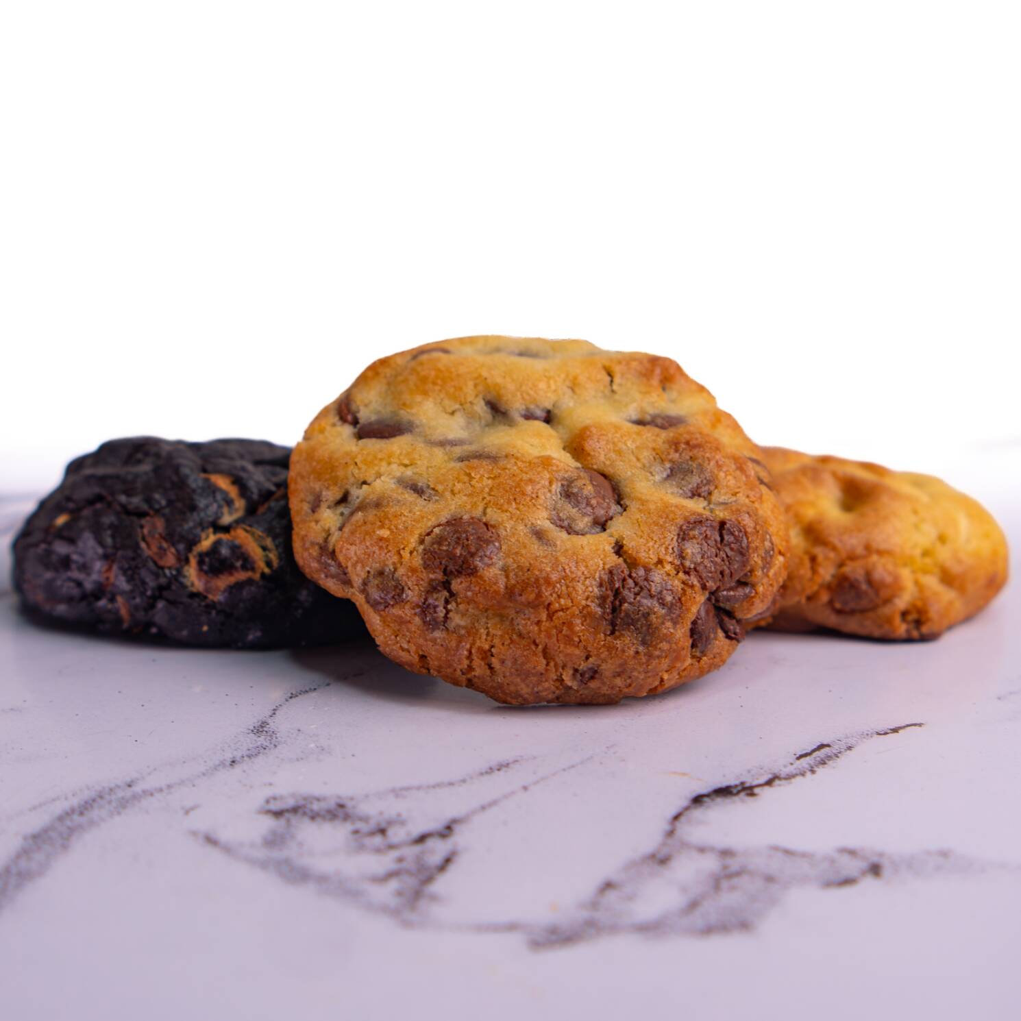 A seleção clássica para quem quer variedade ou deseja compartilhar os favoritos da casa que nunca falham. Você recebe o nosso Cookie de Chocolate ao leite com gotas nobres e massa amanteigada, o intenso Triplo Chocolate com suas três variações de cacau nobre e o refrescante Cookie de Limão Siciliano, que entrega um toque cítrico natural em uma massa leve.