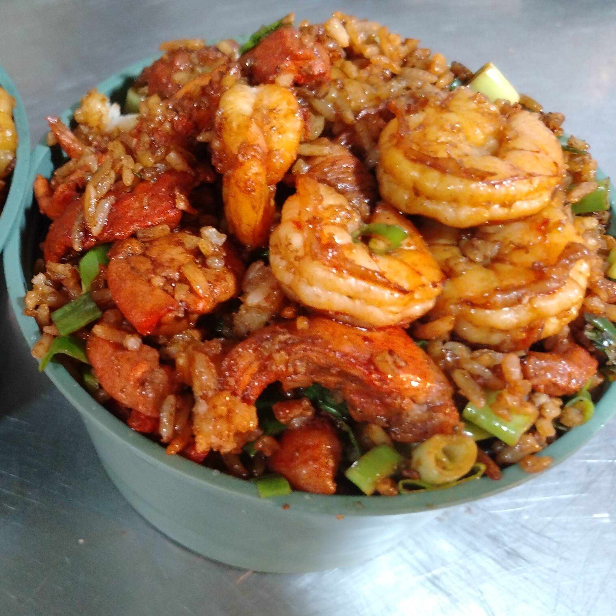 ENTERO ARROZ CARNE Y CAMARONES YUMBO DE LA CASA