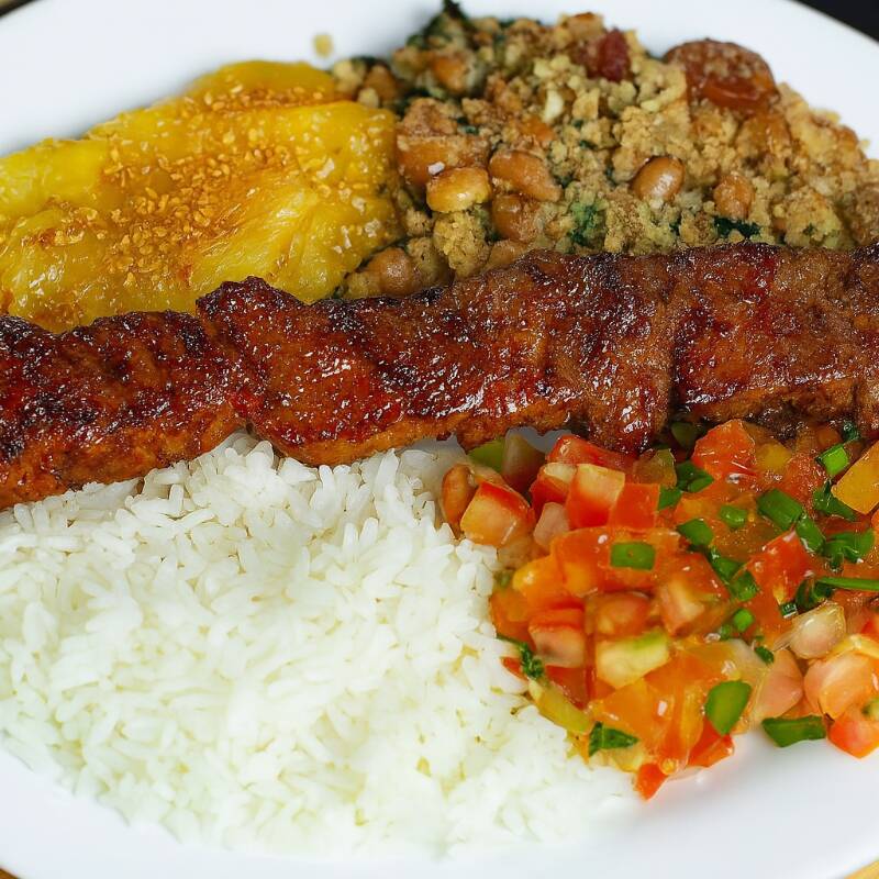 Arroz , Salada (repolho, repolho roxo e cenoura ) com bacon e calabresa e mandioca. A melhor jantinha da região da nova suiça ( não acompanha feijão tropeiro )