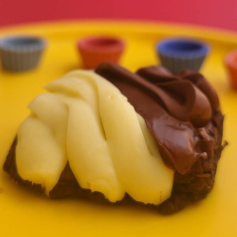 Brownie ultra macio, feito com chocolate nobre, coberto com um irresistível creme de brigadeiro de Ninho e creme de brigadeiro de Nutella. Peso: 160 gramas. Serve 1 pessoa. - Importante: atendendo às melhores práticas de confeitaria, nosso produto é mantido semicongelado para maior frescor e qualidade.