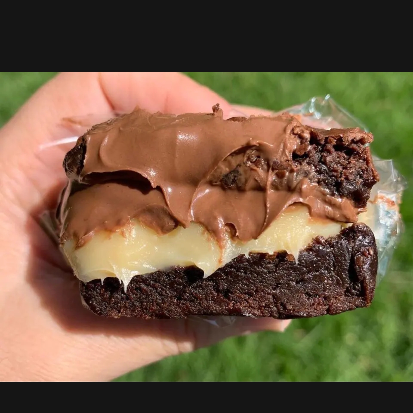 Um delicioso Brownie recheado com leite ninho e nutella, pesando em média 100gr