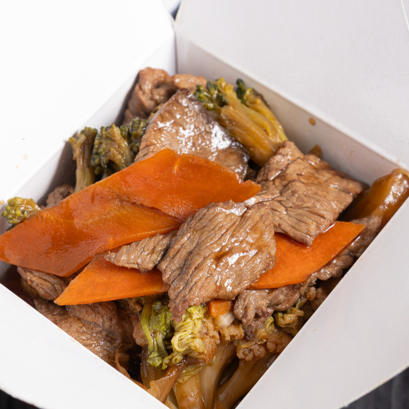 Tiras macias de carne bovina com legumes frescos salteados no molho da casa e macarrão oriental. Porção individual (serve 1 pessoa). 480 Ml