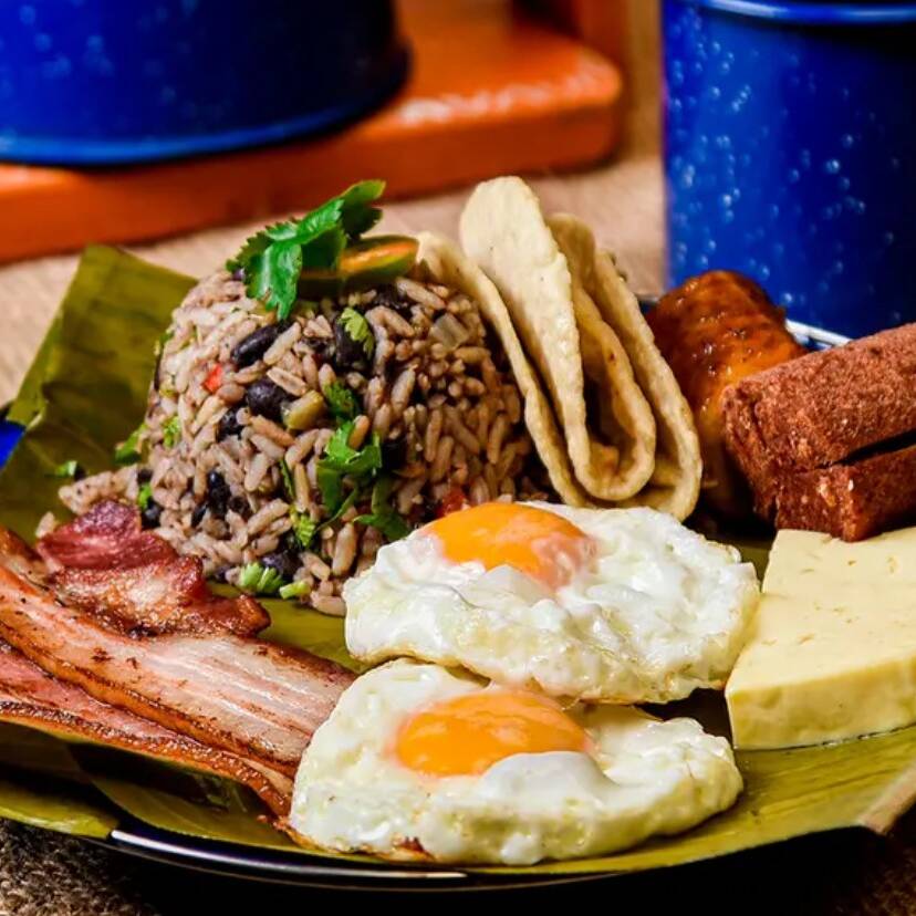 Gallo Pinto con Huevo y Tocineta