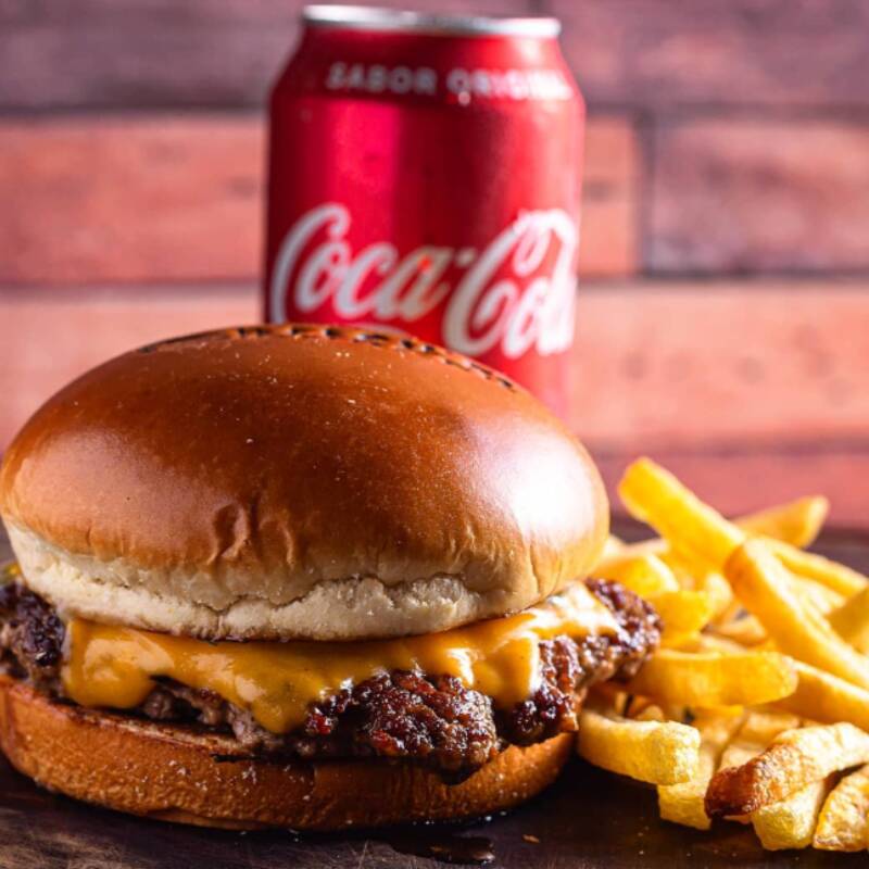 Hambúrguer Smash 100g Suculento com Cheddar Extra Cremoso e Molho Especial da Casa, Acompanhado de Fritas Mccain Surecrisp Super Crocantes e Coca-Cola Original 350ml.
