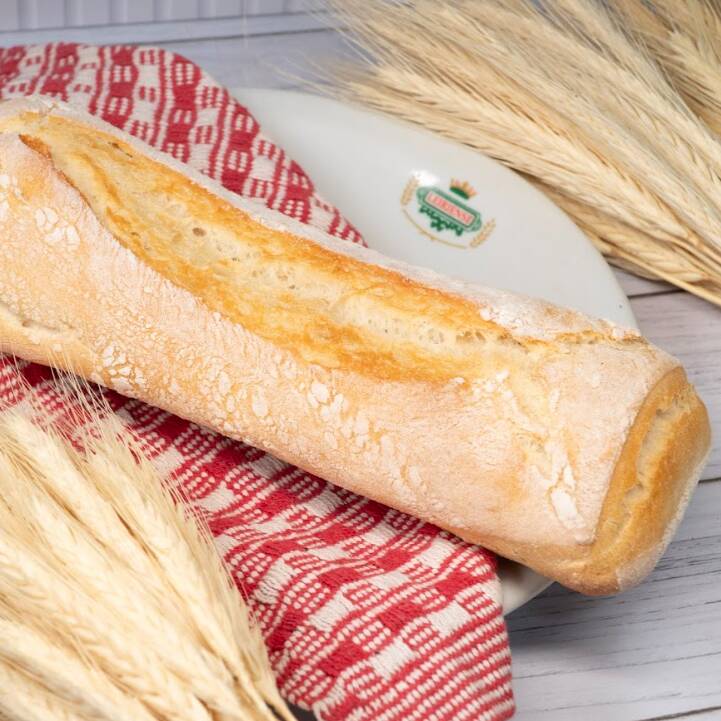 Pão ciabatta grande, com textura rústica, casquinha crocante e interior macio. Ideal para sanduíches, tábuas de frios ou para acompanhar refeições.