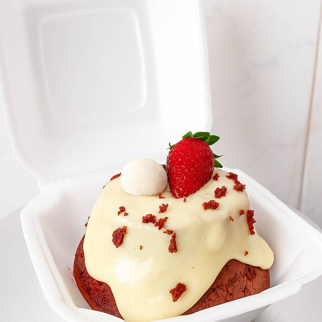 Deliciosa massa Red Velvet, macia e úmida, coberta com um creme quatro leites cremoso e finalizada com morangos frescos que equilibram o sabor doce e levemente ácido. Perfeito para quem ama uma sobremesa clássica com toque gourmet. Tamanho compacto de 12 cm, ideal para matar a vontade sem exageros.