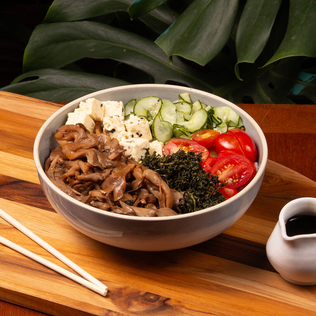 Shimeji grelhado, tofu, arroz japonês temperado (shari), tomate sweet grape, sunomono, crisp de couve e molho tradicional. Não é possível trocar nenhum ingrediente neste poke.