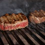 Nossa alcatra na brasa (600g) completa acompanhada de arroz, fritas, farofa e molho .