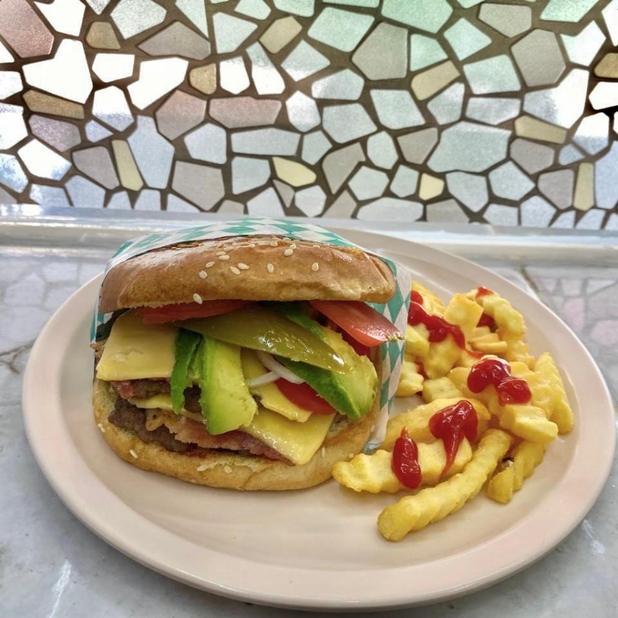 Hamburguesa con Tocino y Papas
