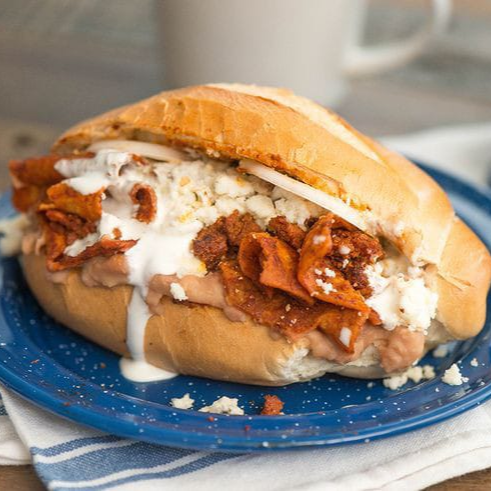 TORTAS DE CHLAQUILES ROJOS CON BISTEC