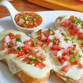 Molletes de Queso y Frijoles