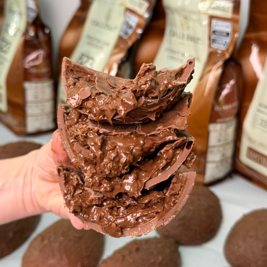 Casca de chocolate belga recheada com Nutella cremosa e uma crocância que derrete na boca. Aprox. 430g