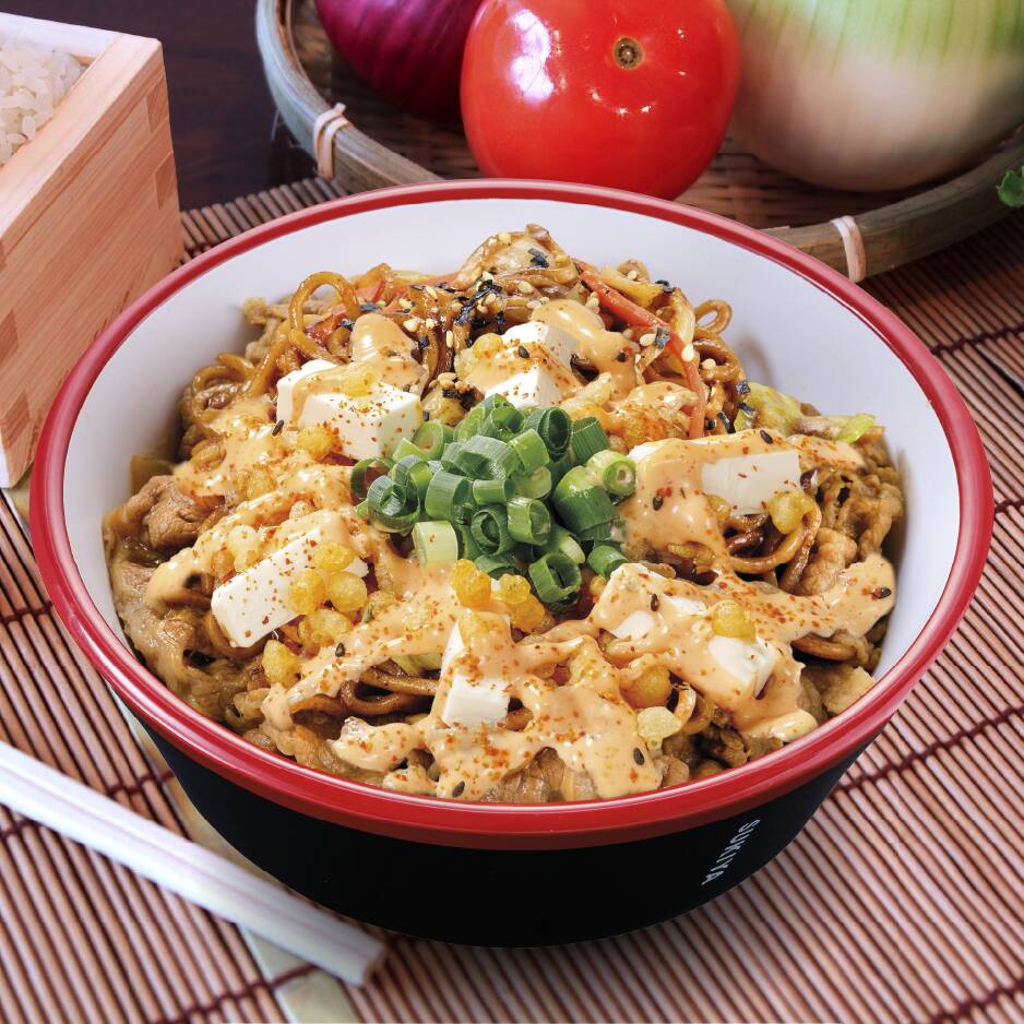 Yakisoba Gyudon con Sriracha y Queso Crema