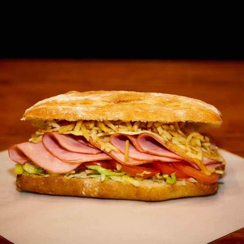 Sándwich Clásico Lomito Ahumado con Queso Grande