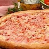 Molho de tomate, mussarela, presunto, azeitona, orégano.