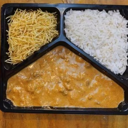 Deliciosa strogonoff de carne, preparado com suculento coxão mole, envolvido num encorpado molho a base de produtos selecionados, acompanha arroz e batata palha + Coca-Cola lata 350 ml.