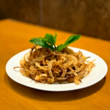 Cebola frita crocante e dourada, perfeita para elevar o sabor de qualquer prato.