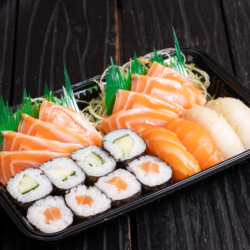 Fresco, leve e variado! Sashimis, niguiris e hossomakis de salmão, tilápia e pepino.
