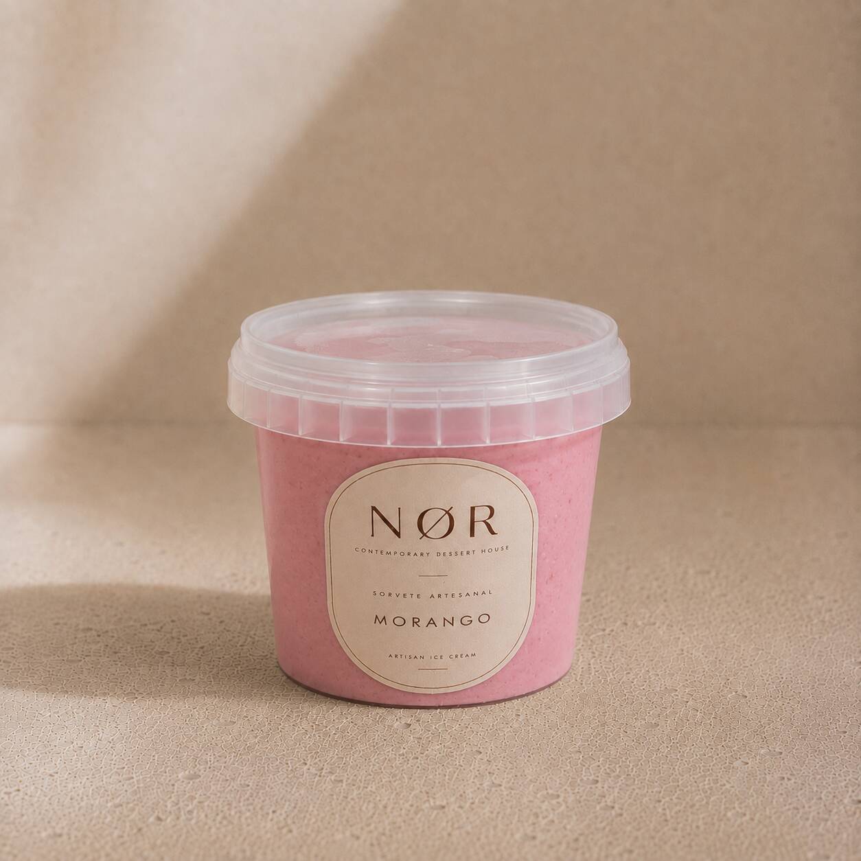 Morango
Sorvete de morango, com geleia artesanal de morango preparada com a própria fruta. A geleia concentra o sabor natural da fruta e transforma a base em um sorvete de morango de sabor limpo e presente.