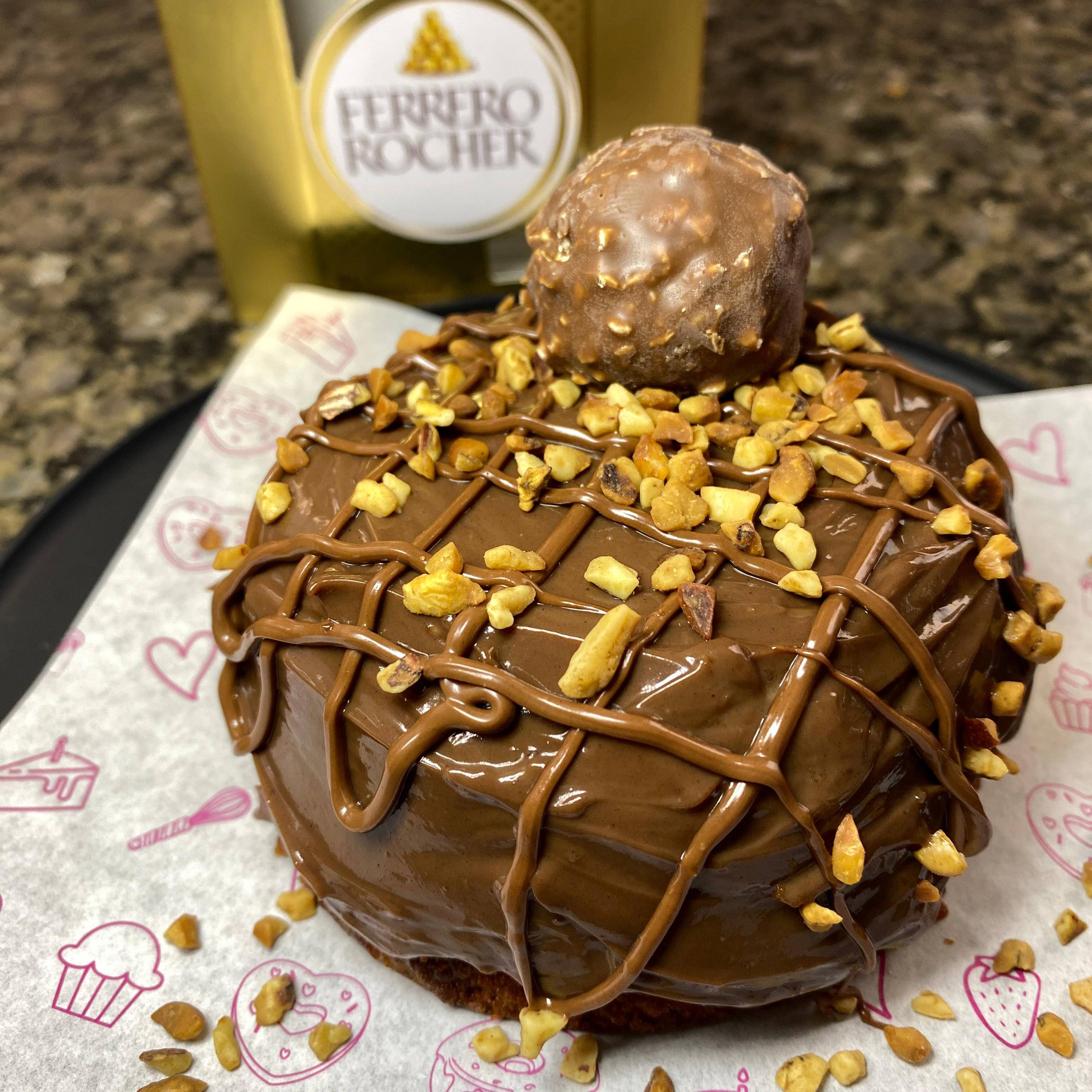 Massa de chocolate, recheado com Nutella, brigadeiro cremoso de chocolate, finalizado com castanha e bombom ferrero rocher.