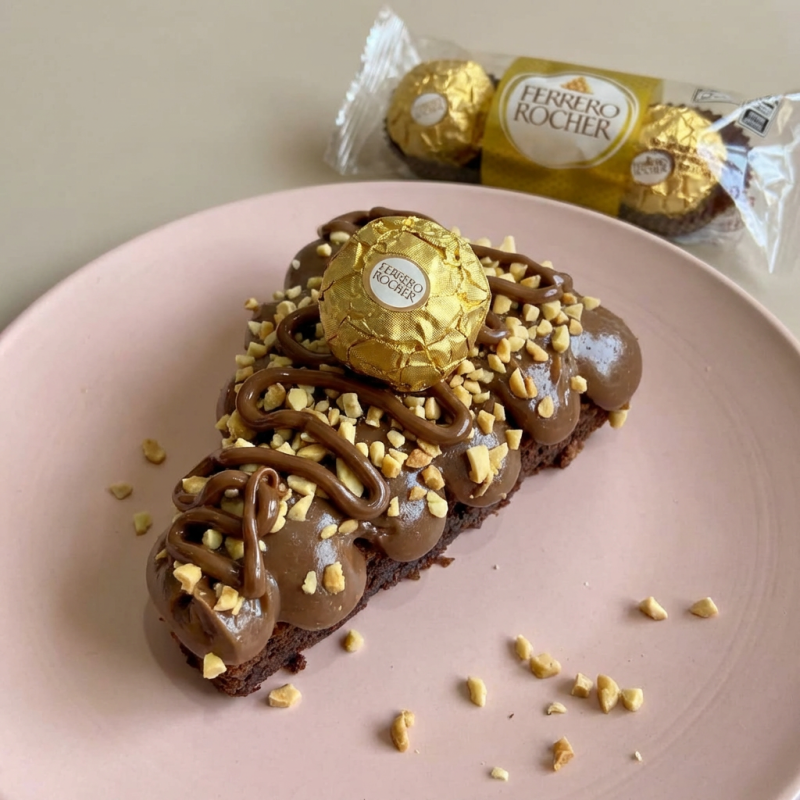 Deliciosamente preparada com uma massa que derrete na boca, uma camada generosa de Brigadeiro Belga, uma camada de Nutella, Amendoim triturado e finalizado com um Ferrero Rocher. . . . ###tags#### promoção promocao oferta desconto barato taxa gratis entrega grátis combo doce sobremesa bolo fatia brownie braune brauni browni nutela Nutella Ninho kitkat red velvet pistache geleia cenoura brigadeiro chocolate copo felicidade bombom cone trufado pai de mel pote pavê pudim cuscuz cookies tortas tortellete bolo vulcao vulcão salgado gourmet artesanal