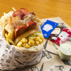 Pão, carne, bacon, salsicha, mucarela, presunto, alface, milho e batata palha.