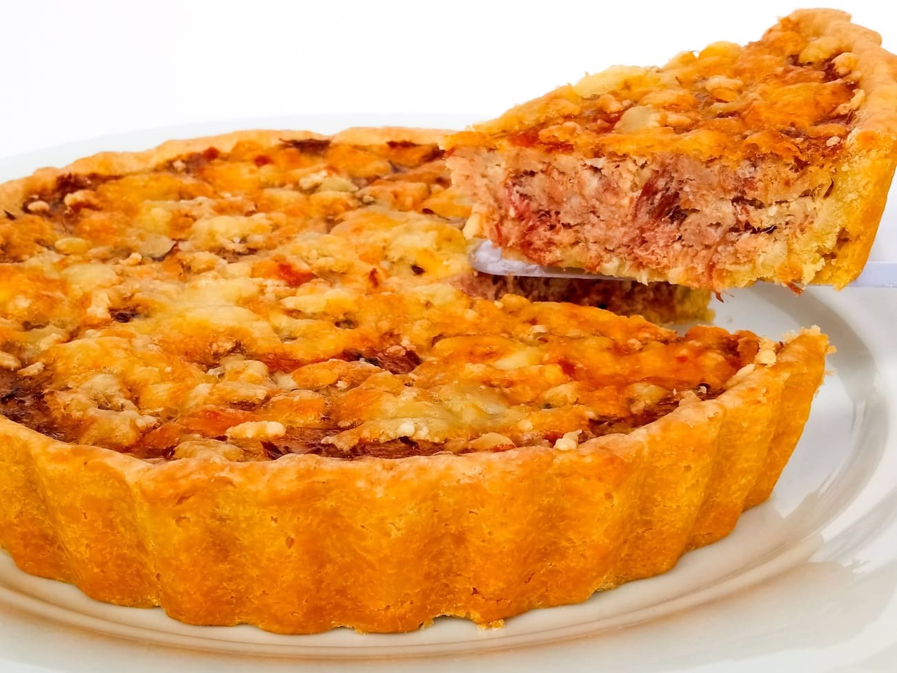 Rende 04 a 06 fatias. Pesa aprox. 700g. Vendida congelada, levar congelada ao forno a 180 graus por 30 minutos. Contém glúten, leite e ovos. Após assada, conservar refrigerada e consumir em até 3 dias.
O encontro do rústico com o sofisticado em uma mordida inesquecível. Nossa quiche é uma torta aberta com massa à base de manteiga e creme de leite. Recheada com carne seca desfiada, requeijão cremoso, mussarela e finalizada com queijo parmesão. Uma cremosidade exata para equilibrar o paladar.