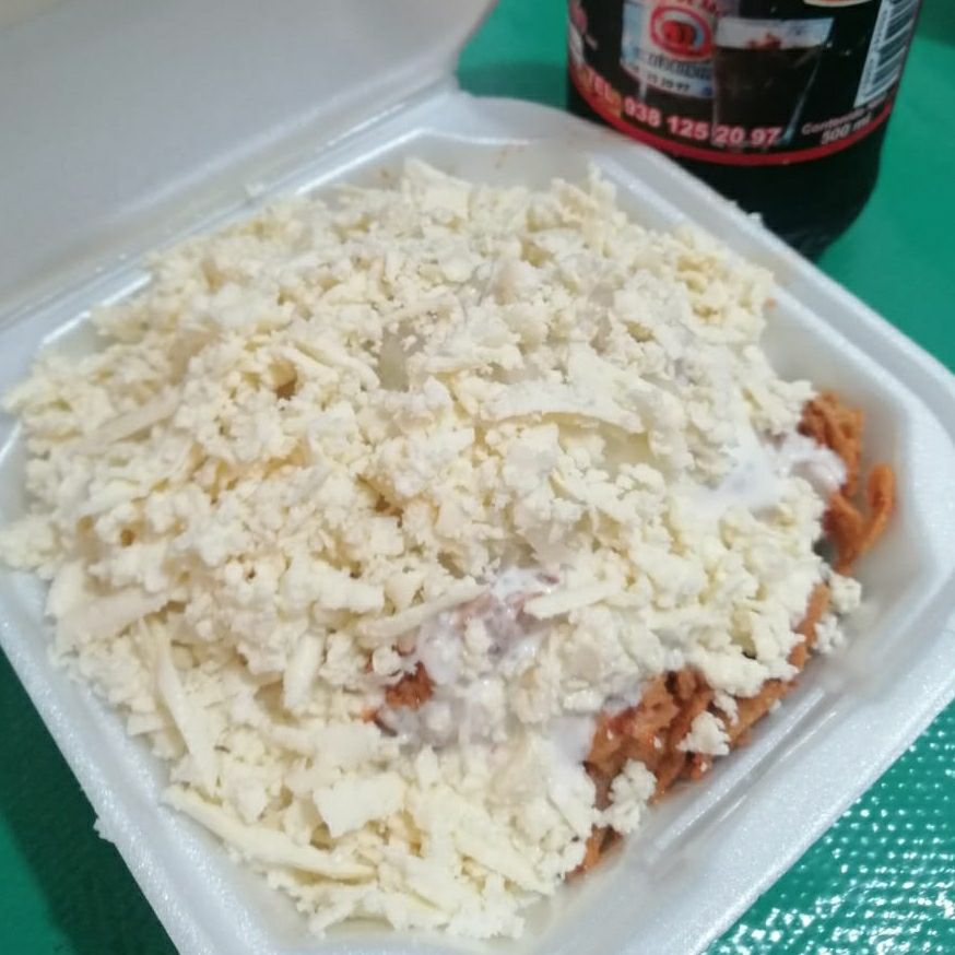 Chilaquiles en salsa roja con pollo media orden