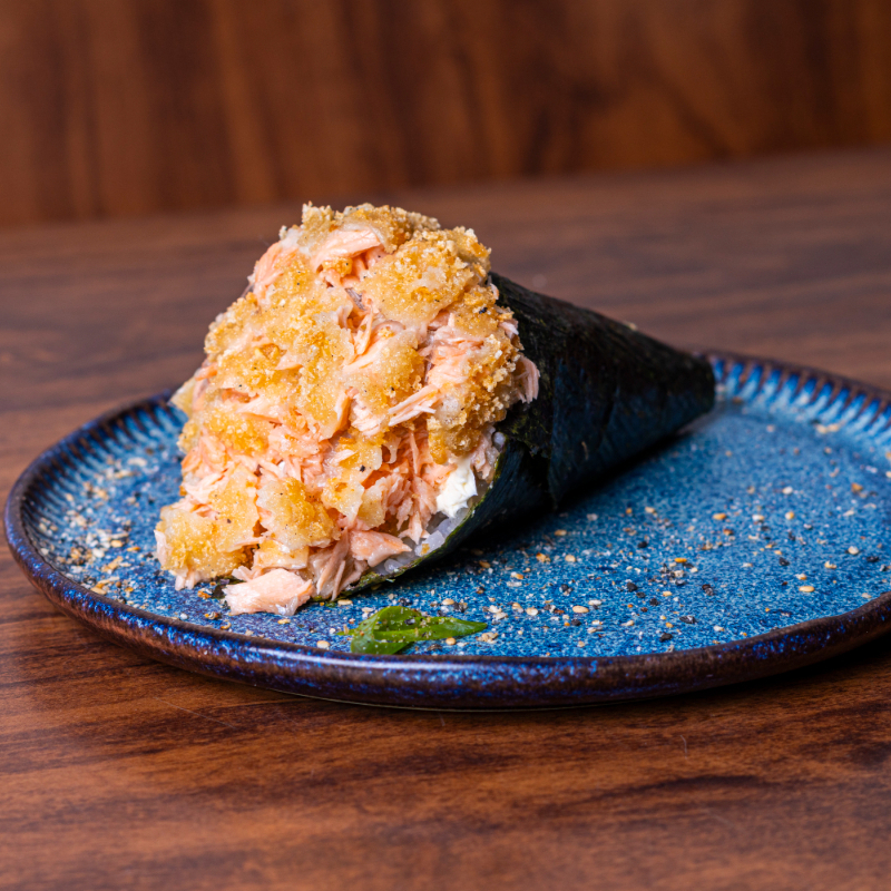 Temaki recheado com pasta de skin e cream cheese.