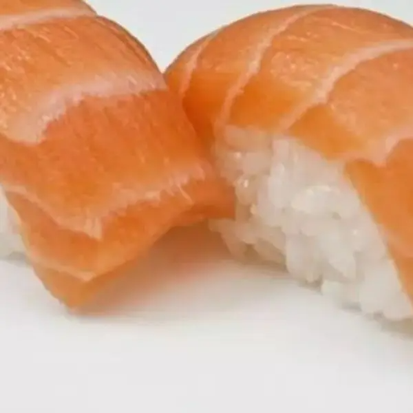 Arroz envolto na lâmina de Salmão