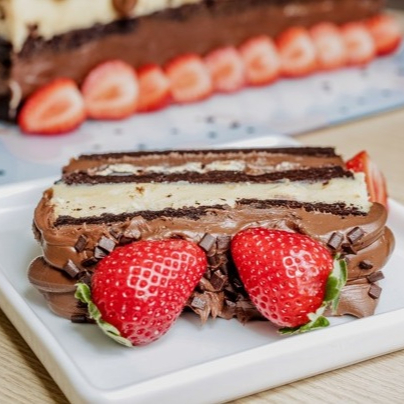Deliciosa fatia da nossa elogiada e querida torta Búlgara em 3 camadas com recheio generoso de brigadeiro tradicional, brigadeiro branco e farofa de sequilhos. Na cobertura, muuuita Nutella e morangos premium selecionados. Aproximadamente 370g de muita delícia!