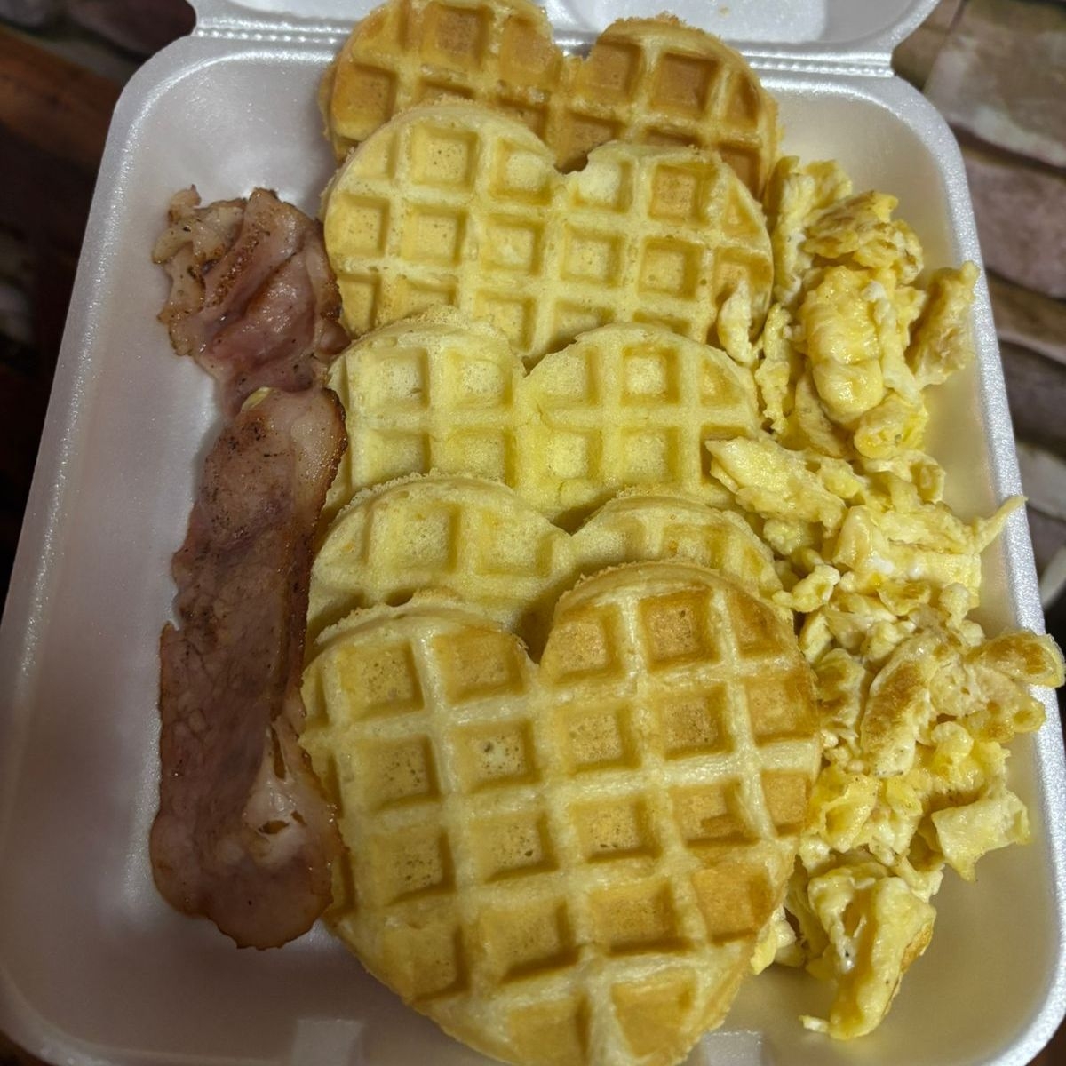 Waffles De Corazón Con Huevo y Tocino