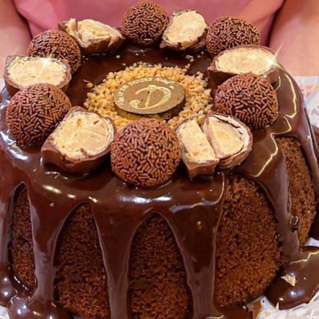 Massa fofinha meclada com cobertura dupla de creme de mousse de Nuts e brigadeiro Gourmet cremoso , com pedaços de waffer.puro sabor !!