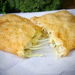 Leve, cremoso e super saboroso! Pastel de 20 cm recheado com palmito macio e queijo derretido, criando uma combinação suave, equilibrada e muito deliciosa. A massa fica crocante por fora e o recheio cremoso por dentro — ideal para quem ama um pastel clássico e bem caprichado!