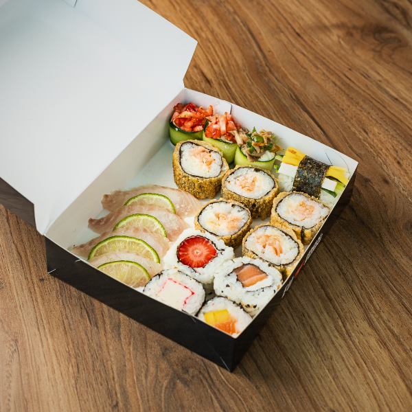 4 sashimi tilápia, 5 hot tori, 2 gunkan pepino com calda de morango, 1 gunkan pepino com shimeji, 1 niguiri califórnia, 4 sushis variados. Incluso: Teriaki, shoyo, hashi, gengibre e wassabi.