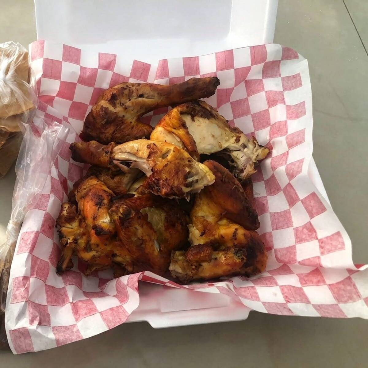 Pollo Entero (8 Piezas) Salsa y Totopos