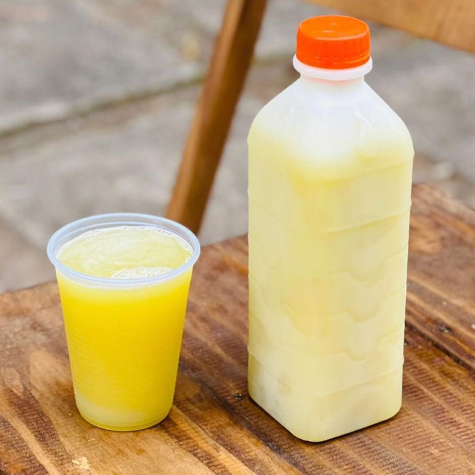 Caldo de cana preparado na hora, temos puro, com limão, abacaxi ou gengibre.