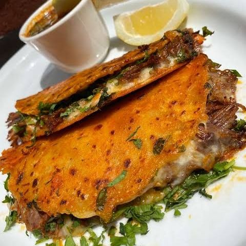 Quesabirrias y Consomé