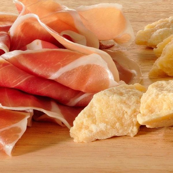 Plato de "Jamon Serrano y Grana Padano Doc 12 mese