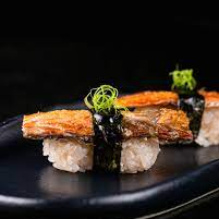 Arroz moldado à mão coberto com pele de salmão crocante, finalizado com molho tarê. Uma combinação de textura e sabor que conquista paladares!