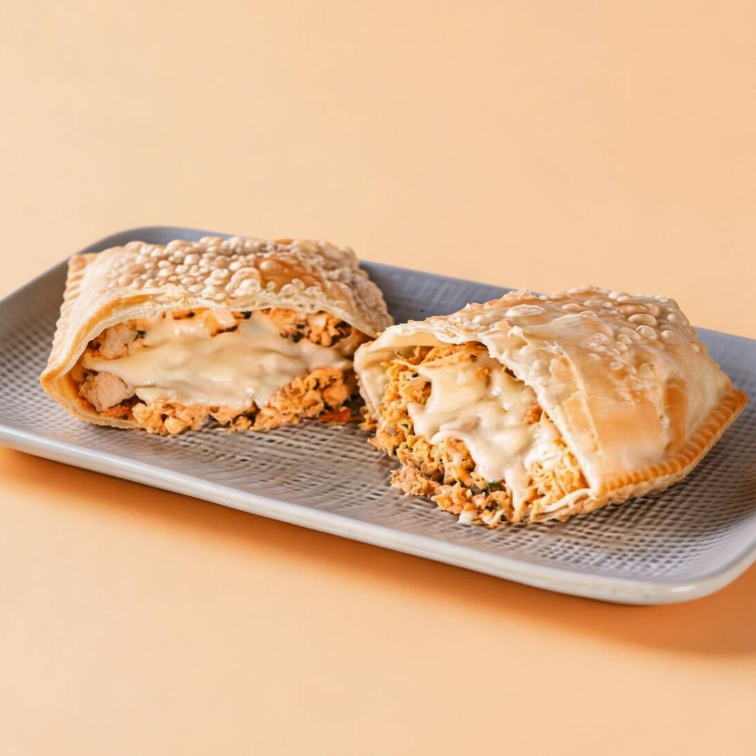 Frango com queijo-frango temperado e muçarela.
A melhor e mais crocante massa de pastel da cidade. Experimente o melhor pastel da Região no Conforto da Sua Casa !