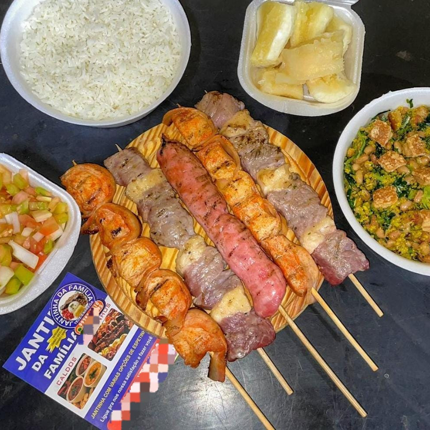 Neste combo vai: 1 Marmitex de arroz, 1 Marmitex de Feijão Tropeiro, 1 Mandioca Mini, 1 Vinagrete Mini e 5 Espetinhos (2 Contra Filé 2 Frango Com Bacon e 1 Linguiça)
