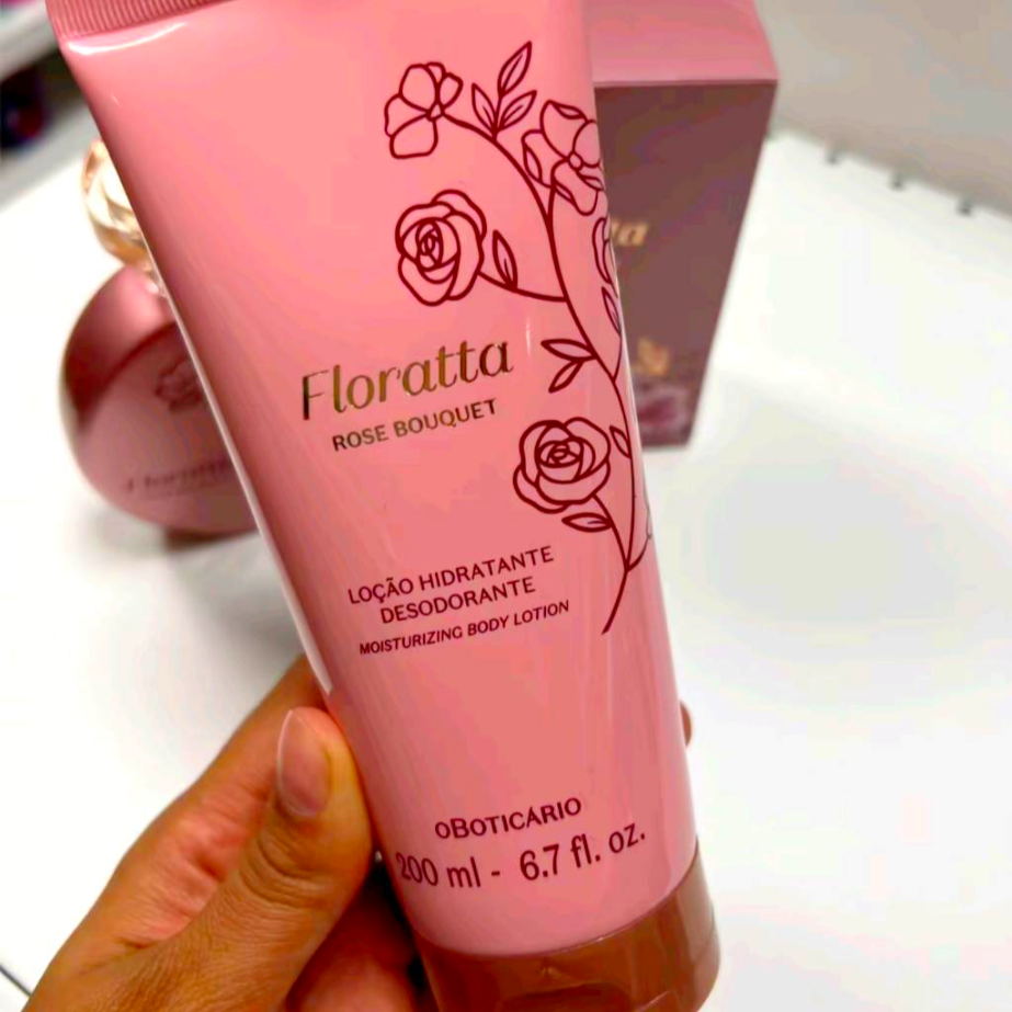 A Loção Hidratante Desodorante Floratta Rose Bouquet é tudo o que a sua pele precisa para ganhar uma maciez inigualável, mantendo-se hidratada por até 48 horas. Ela entrega resultados imediatos, envolvendo o seu corpo em uma fragrância feminina e moderna, permitindo que você marque presença por onde passar.
A Loção Hidratante Desodorante Floratta Rose Bouquet também:
- Tem textura suave e delicada;
-Não deixa sensação grudenta no corpo;
- É fácil de espalhar;
Proporciona toque macio na pele.
Combinando a delicadeza da rosa com a potência da gardênia, a fragrância Floral de Loção Hidratante Desodorante Floratta Rose Bouquet tem tudo para ganhar o seu coração.